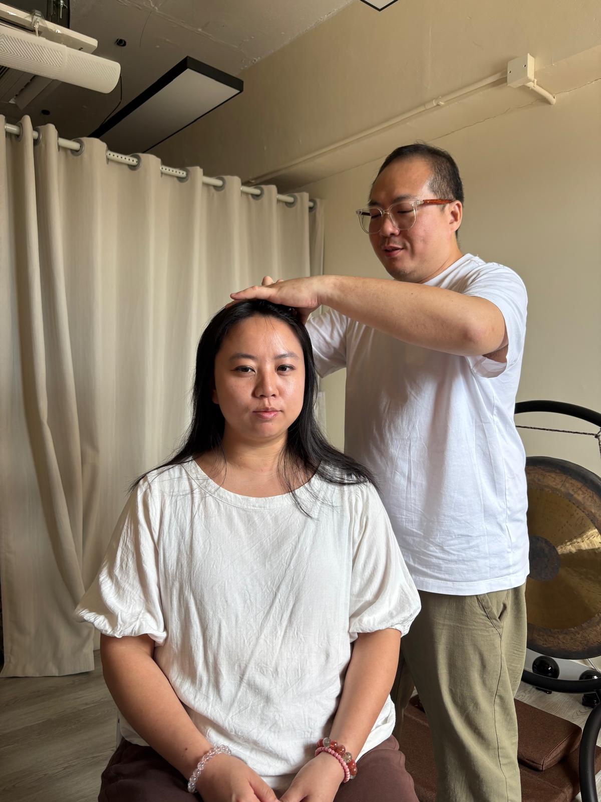 芳香頭療是一種結合精油與按摩技術，針對頭皮與頭髮進行保養與護理的方式，能幫助放鬆頭皮、改善髮質、舒緩頭痛及提升整體身心狀態。